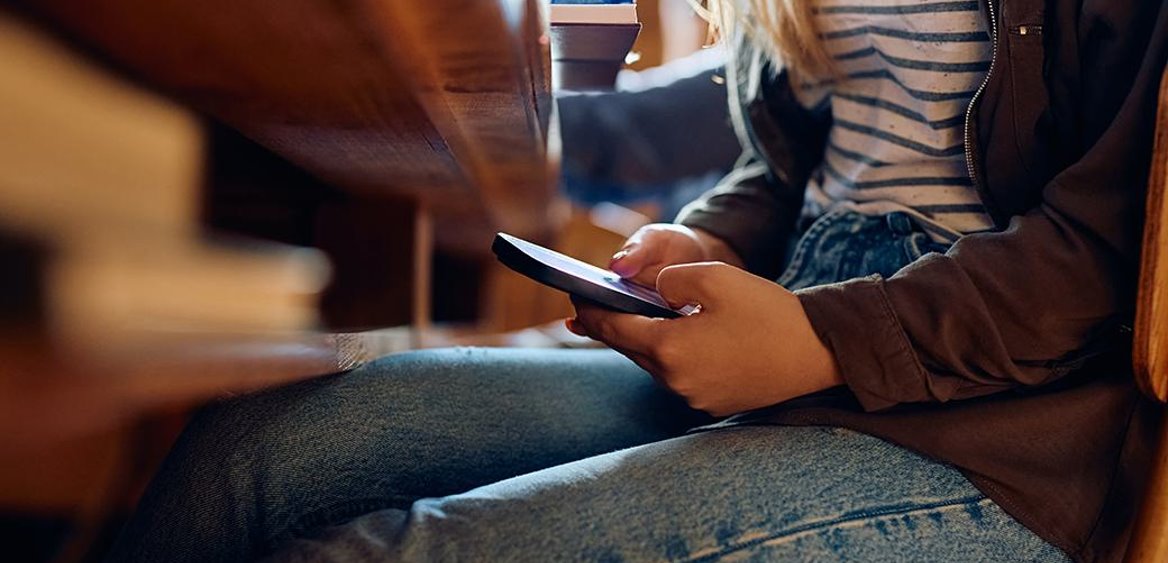 Une image contenant personne, habits, Téléphone mobile, intérieur

Le contenu généré par l’IA peut être incorrect.